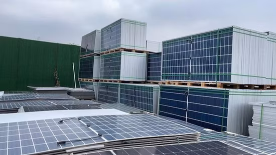 Módulo solar de meia célula de fábrica chinesa 500 W 550 W 600 W 650 W 700 W Painel solar mono com 25 anos de garantia para uso doméstico e industrial